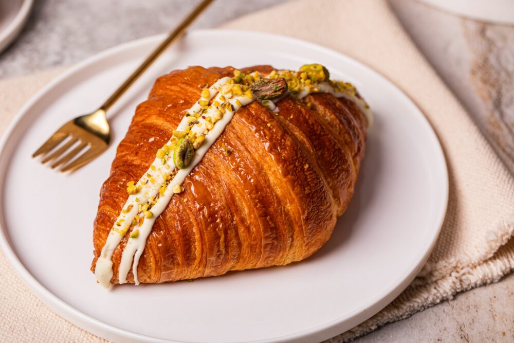 Pistachio Croissant - Cukiernia DESEO Warszawa