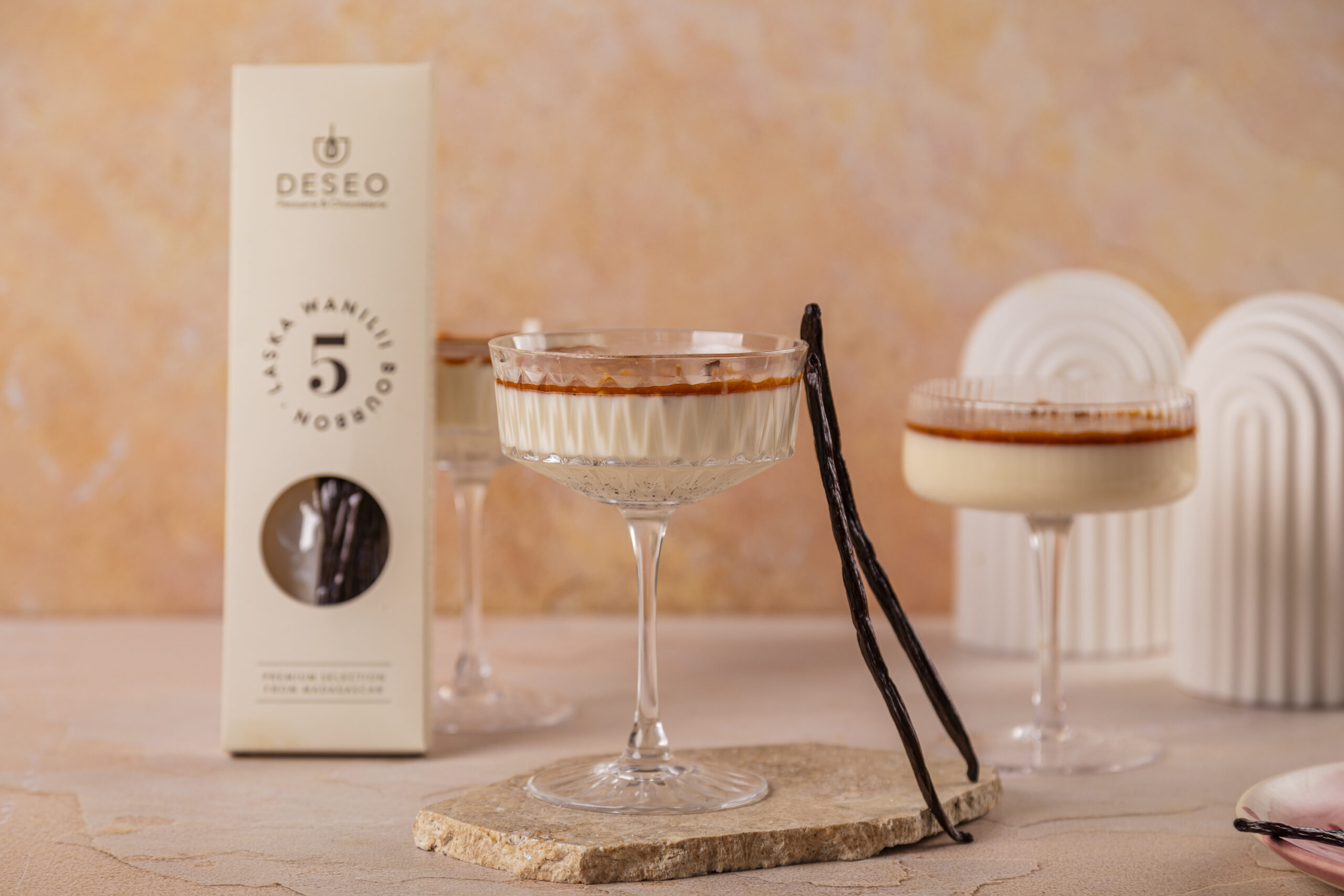 Waniliowa panna cotta z karmelem i orzechami laskowymi
