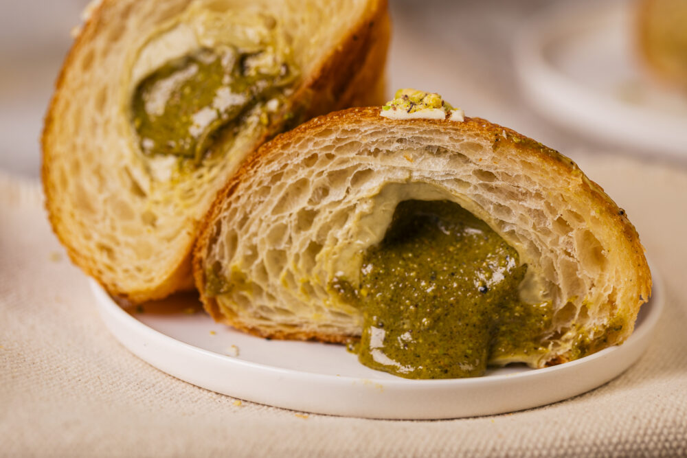 Pistachio Croissant - Cukiernia DESEO Warszawa (2)