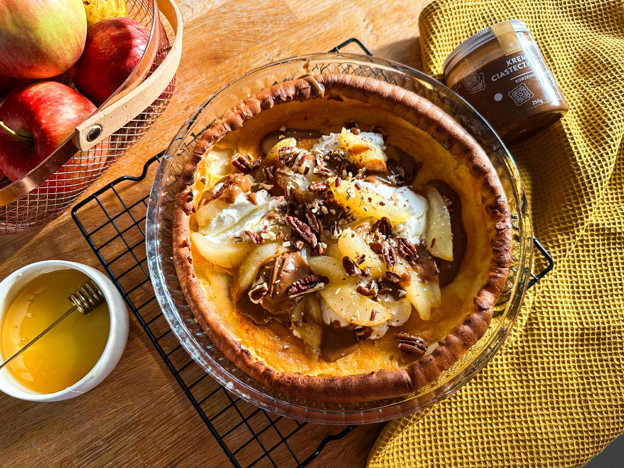 Dutch Baby z karmelizowanymi gruszkami, mascarpone i pekanami – idealne weekendowe śniadanie