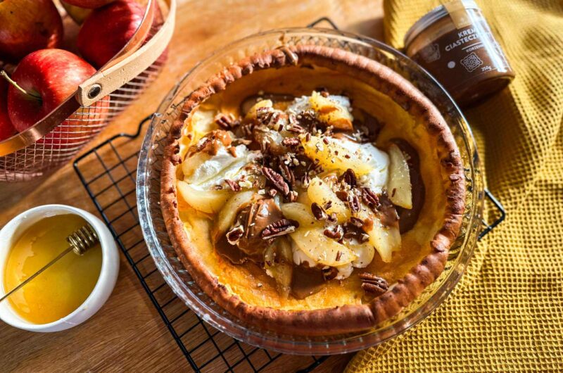 Dutch Baby z karmelizowanymi gruszkami, mascarpone i pekanami - idealne weekendowe śniadanie